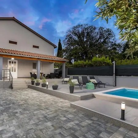 House With Private Swiming Pool וילה פולה