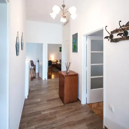 House With Private Swiming Pool וילה פולה