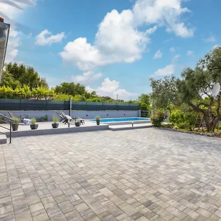 House With Private Swiming Pool *